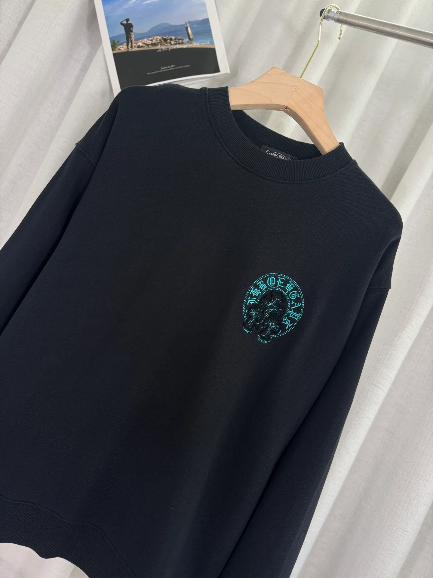 P270 top version, real shot without P, ​​different from market currency) 𝗖𝗵𝗿𝗼𝗺𝗲 𝗛𝗲𝗮𝗿𝘁𝘀/Cro Heart 2025 washed patch embroidery autumn and winter new original single counter American laser burnt 3D three-dimensional color embroidered couple casual sweatshirt 👑The highest version! Customized fabric 420g tripe terry fabric! American acid-washed and distressed original fabric laser burnt ✟appliqué embroidery and exquisite embroidery of letters! The best-selling model in the counter, very comfortable to wear. Accessories: original molded and authenticated collar label➕100% silk wash label. Genuine purchase-grade original hangtag➕matching hanging rope➕3D hanging beads➕original packaging bag. Craftsmanship: The original version has consistent wiring! The highest version of the armhole matching technique! Color: White Black Size: S M L XL Style Number: 25-307